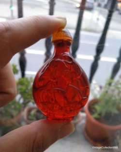 Botella de rapé china antigua, Botella de rapé con murciélago y flor de loto tallada en cera de abeja roja ornamentada - SB105