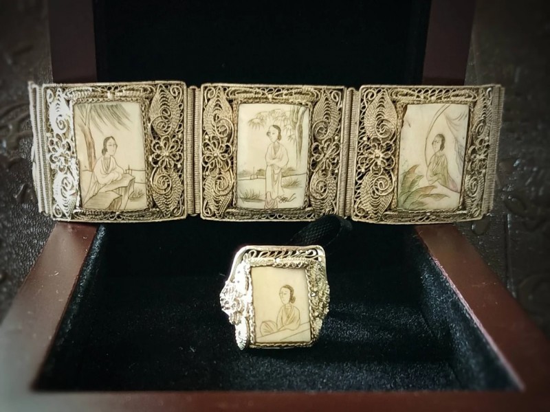 Antique Chinese handmade Bracelet and Ring with silver filigree and bone with courtesans painted by hand 1900s S. XX