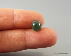 Cabujón de Jadeíta Verde Oscuro Natural con detalles blancos, peso 2.5ct. Sin tratamiento